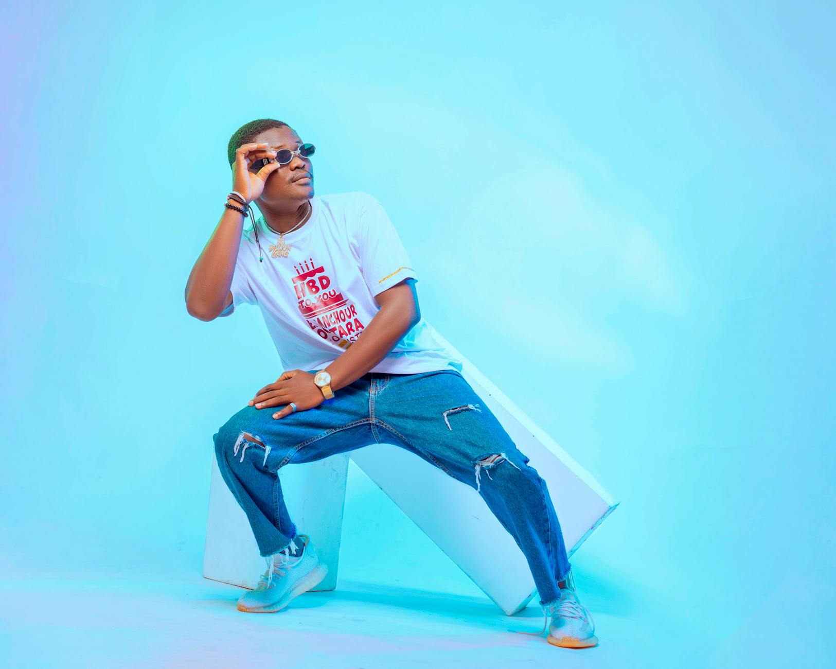 21 Cute Outfit Ideas You'll Want to Copy This Year 35 17 white tee and blue jeans idea