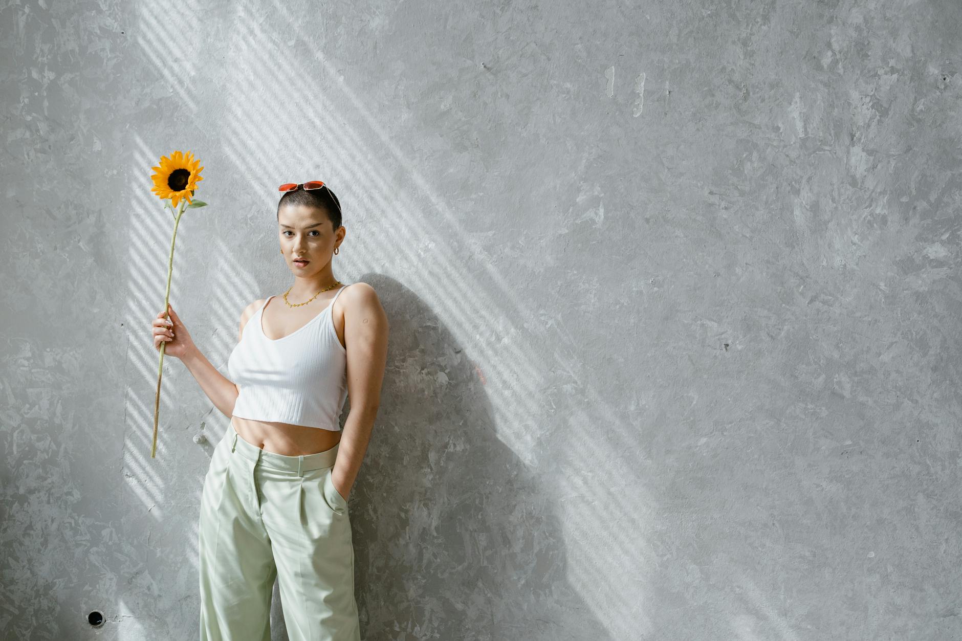 21 Cute Outfit Ideas You'll Want to Copy This Year 9 4 wideleg trousers with crop top idea