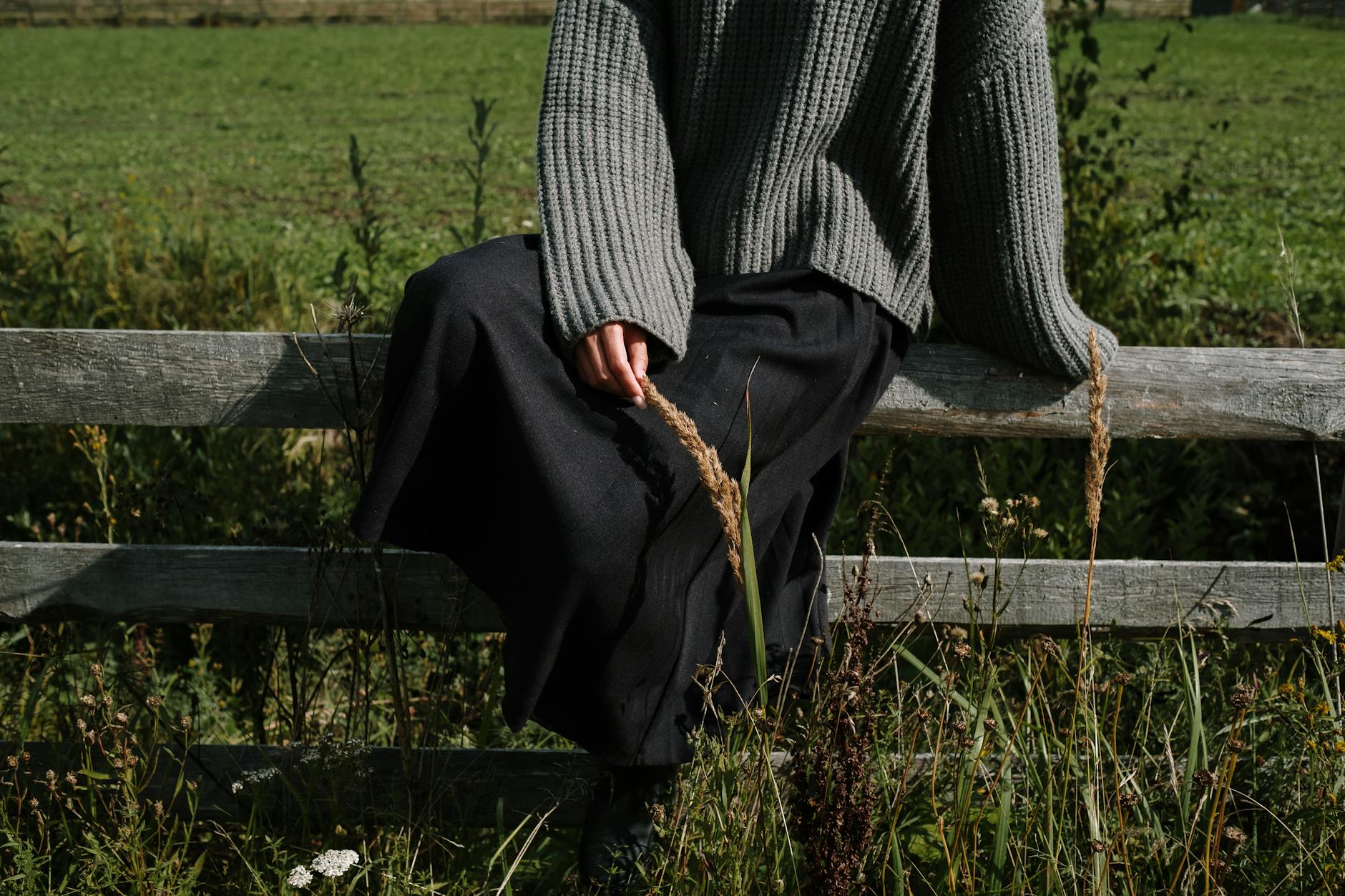 21 Cute Outfit Ideas You'll Want to Copy This Year 17 8 knit sweater with midi skirt idea